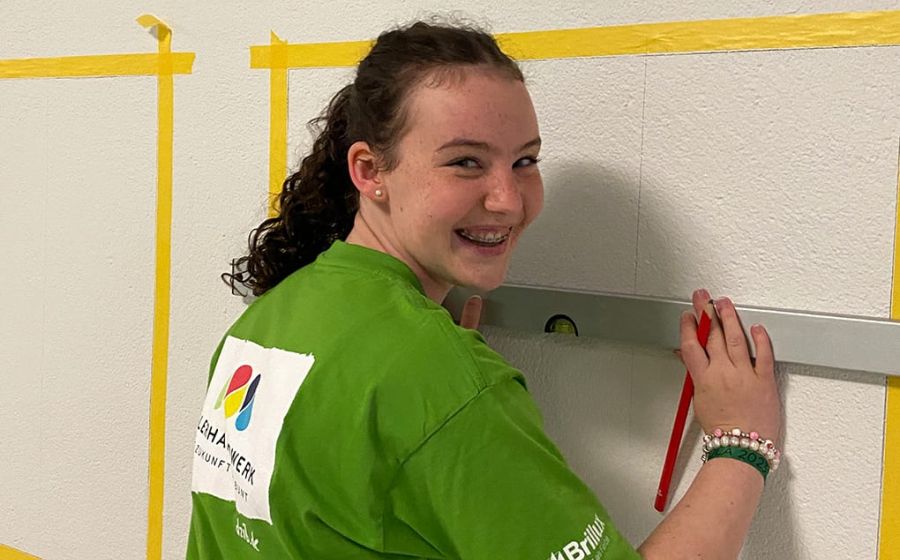 Celine Streibelt bei der Arbeit im Malerbetrieb Christiane Bruder aus Achern