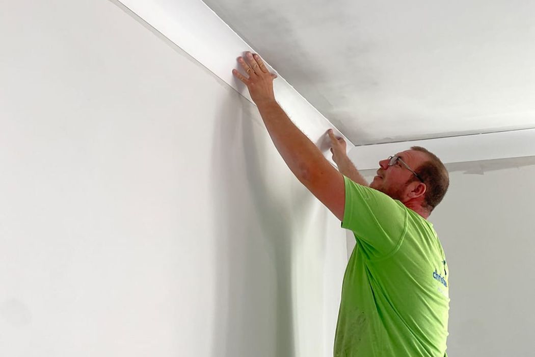 Dominic Kopp bei der Arbeit im Malerbetrieb Christiane Bruder aus Achern