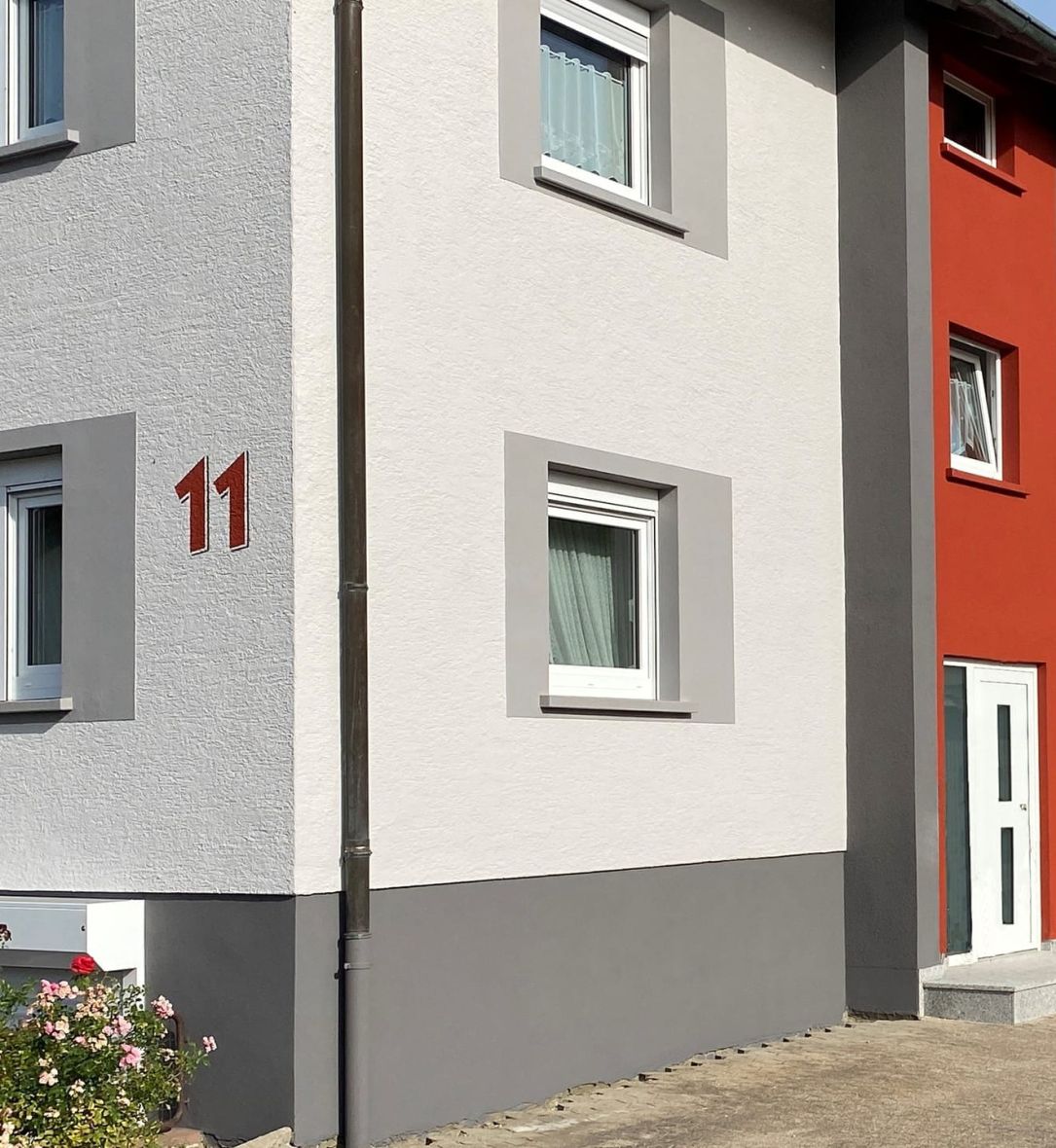 Fassadengestaltung in Achern – Farbe, Schutz und Design für Ihr Haus